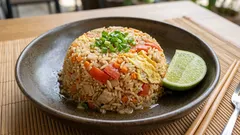 Thaimaalainen paistettu riisi kanalla: aito thaimaalainen maku – kaksi yksityiskohtaa ratkaisevat kaiken