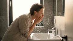 Kuuma vai kylmä: millä vedellä on oikeastaan parempi pestä kasvot