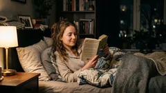 Vain 20 minuuttia lukemista ennen nukkumaanmenoa: yksinkertainen iltarutiini, joka vaikuttaa hiljaisesti mutta tehokkaasti