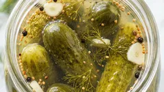 Älä heitä kurkkujen suolavettä pois: yllättäviä käyttötapoja