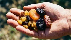 Miksi kuivatut hedelmät ovat joskus huonompia kuin makeiset: selvitä, mitä ne kätkevät sisäänsä